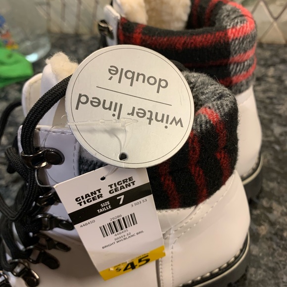 Brand new double lined boots - Picture 5 of 7